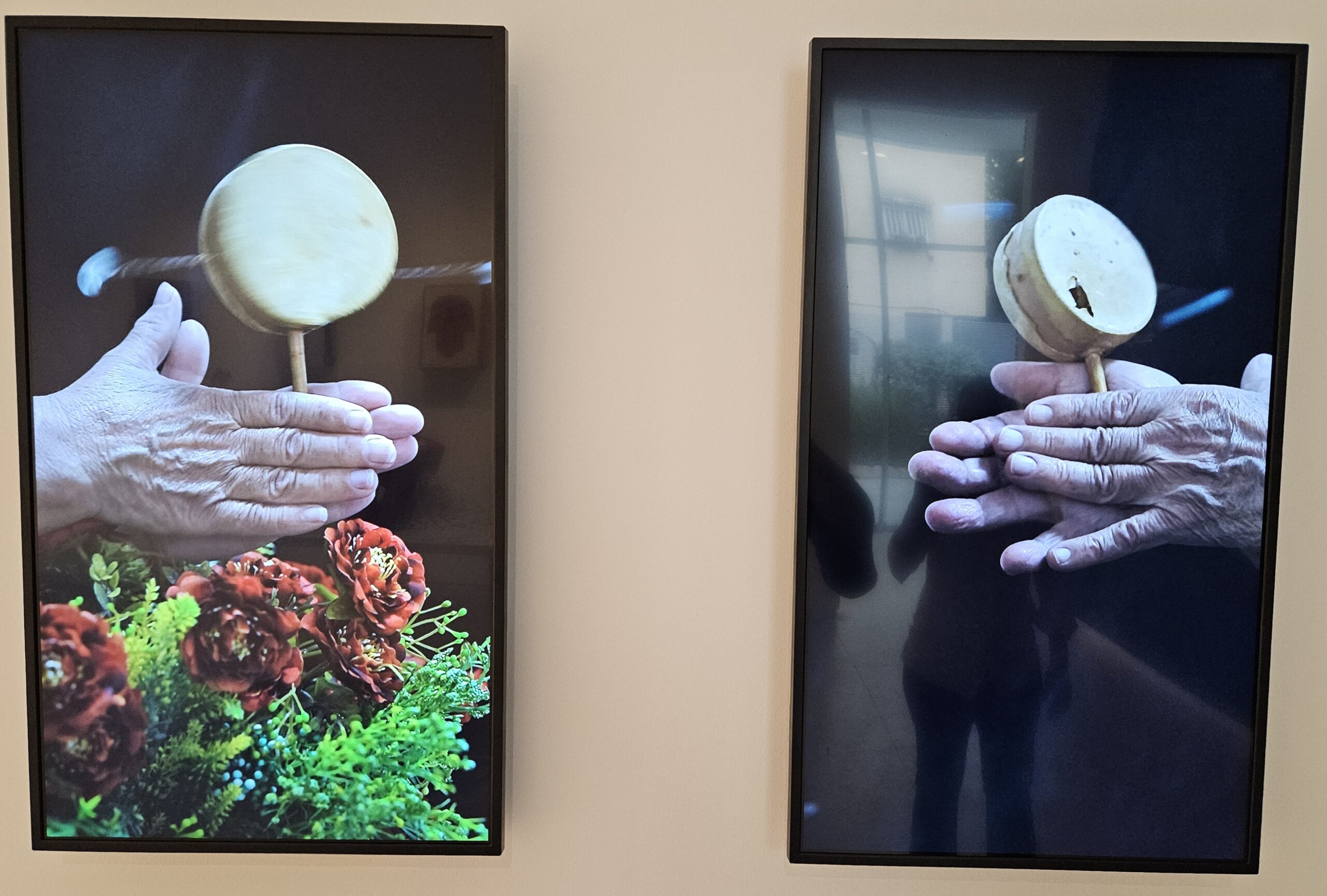 שיח גלריה בתערוכה על גדם הלב נחה ציפור עם האמנית ורד נסים "מתאבקת על החיים" אוצרת התערוכה רחל ששפורטה