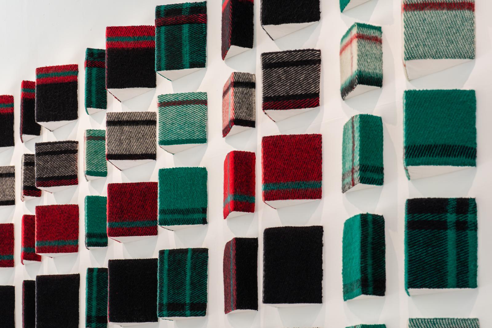 שיח גלריה בתערוכה "מכל החלונות רואים את השקיעה" עם האמנית נדיה עדינה רוז ועם אוצרת התערוכה רחל ששפורטה