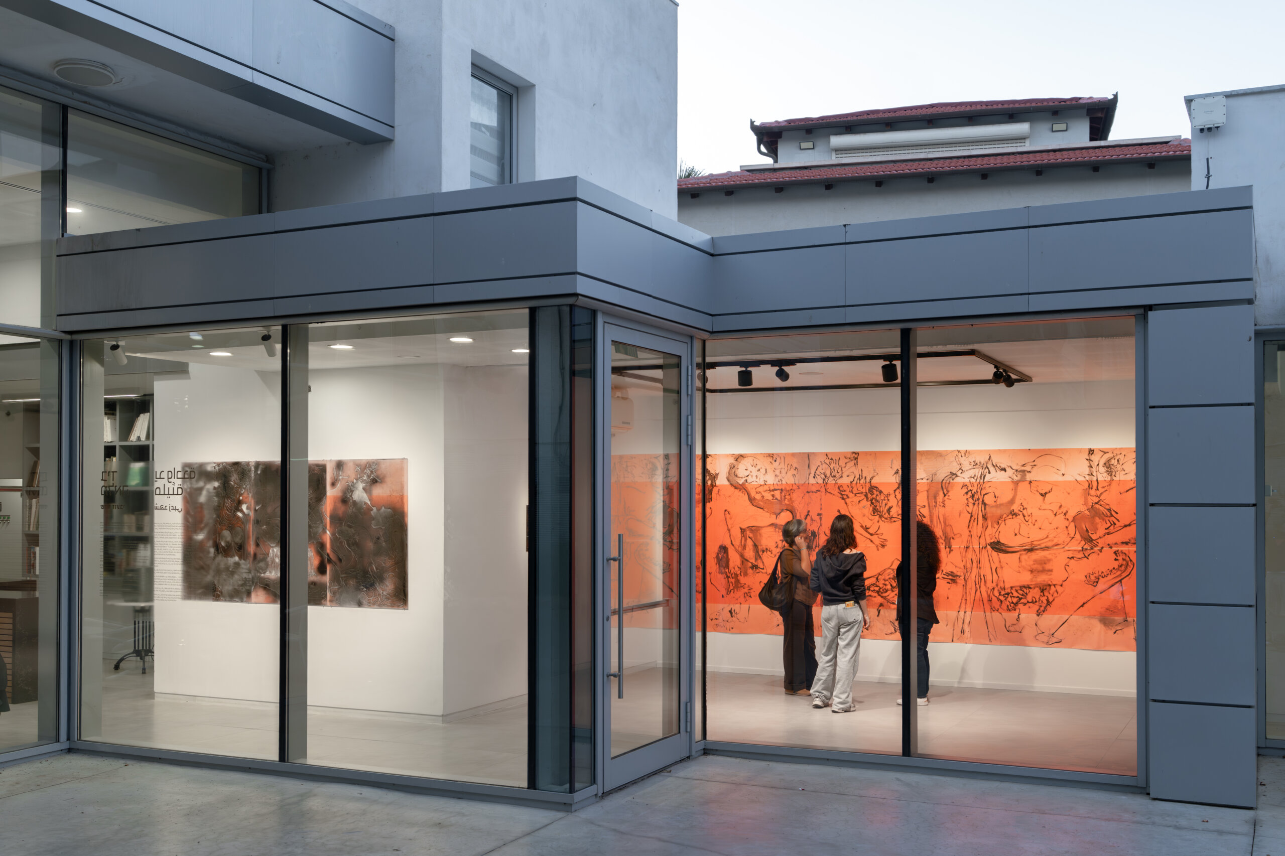 שיח גלריה עם האמנית שהד זועבי בתערוכת היחיד "ביד מלאה" אוצרת התערוכה: רחל ששפורטה