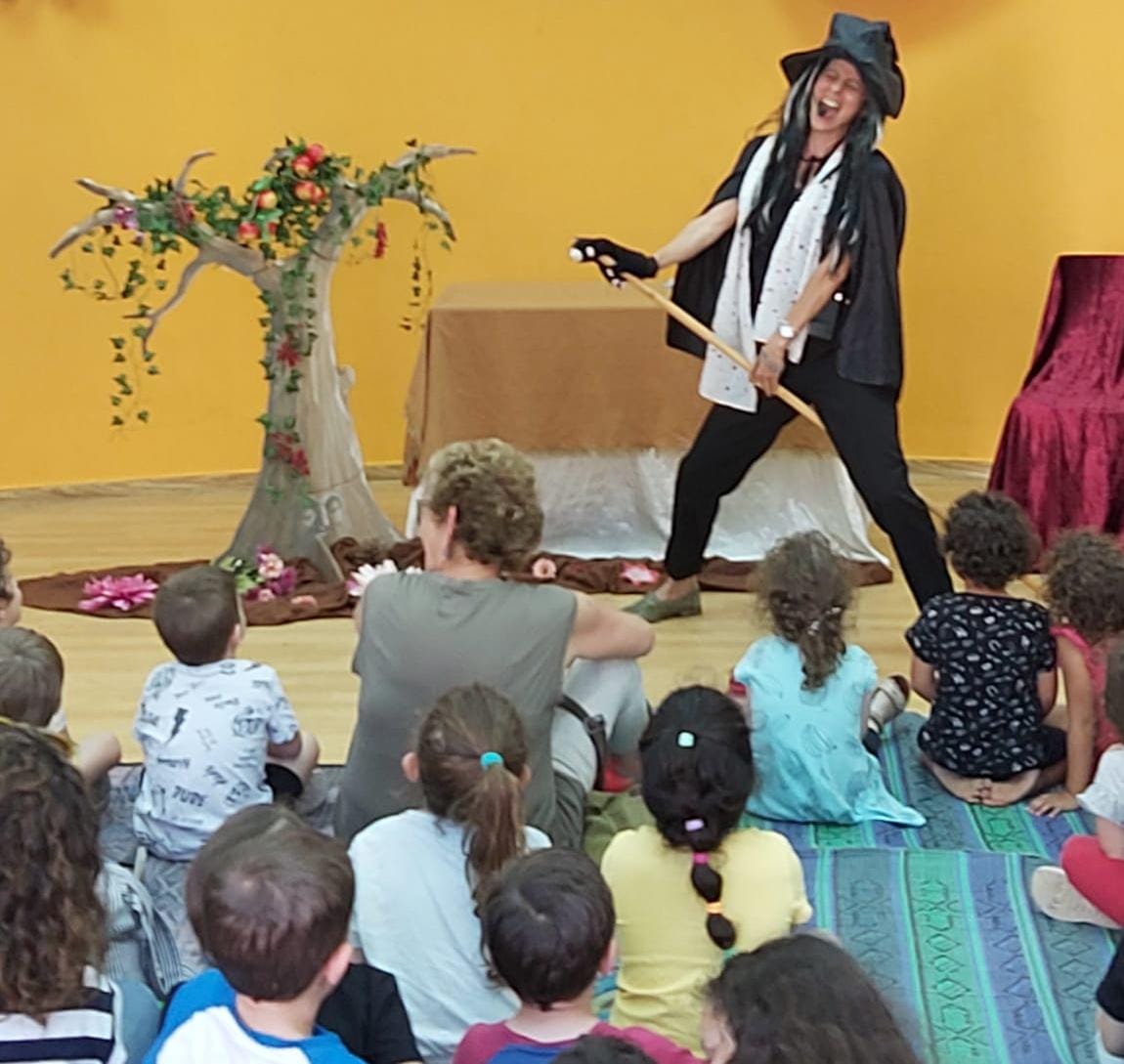 שעת סיפור: טרמפ  על  מטאטא- תיאטרון  חן פיאצו'טקה
